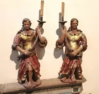 Paire ancienne d'anges porte-rideaux en bois polychrome du XVIIe SIÈCLE