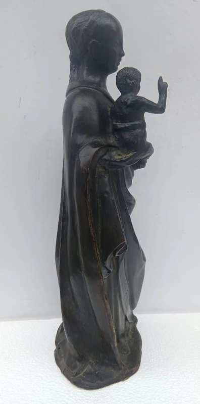 Vierge à l'Enfant. Sculpture en bronze franco-flamande du début du XVIe siècle. 
