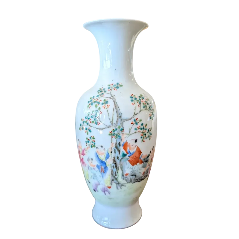 Chinese porcelain vase with polychrome enamel decoration