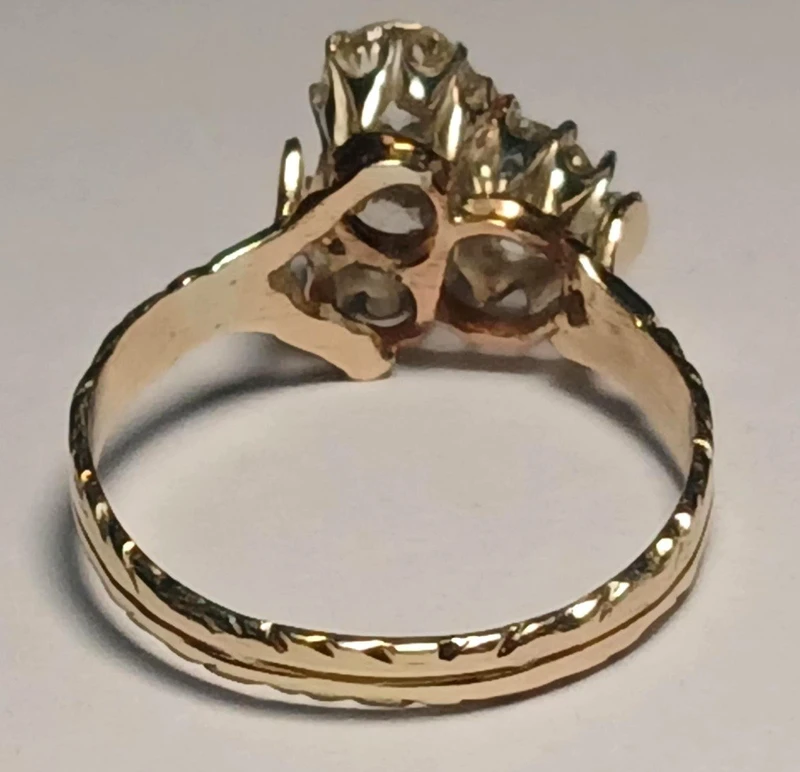 Art Nouveau gold ring with three brilliant-cut diamonds totaling approximately 1.60 kt. White stones in a 19th-century cut.