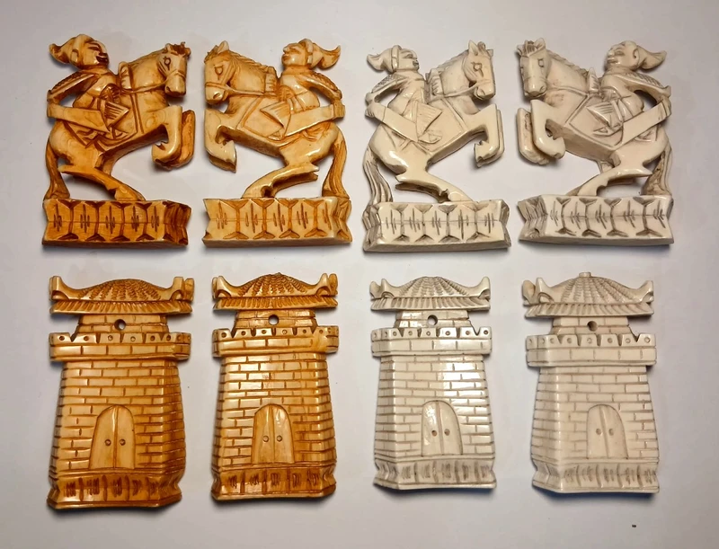 Échiquier en ivoire finement sculpté. Fabriqué en Chine pour le marché européen à la fin du XIXe siècle. 