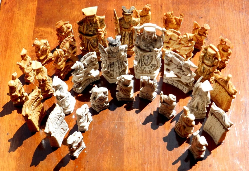 Échiquier en ivoire finement sculpté. Fabriqué en Chine pour le marché européen à la fin du XIXe siècle. 