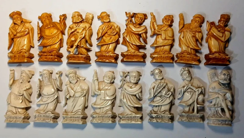 Échiquier en ivoire finement sculpté. Fabriqué en Chine pour le marché européen à la fin du XIXe siècle. 