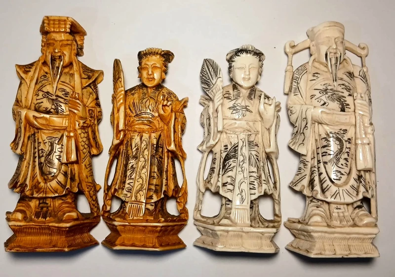 Échiquier en ivoire finement sculpté. Fabriqué en Chine pour le marché européen à la fin du XIXe siècle. 