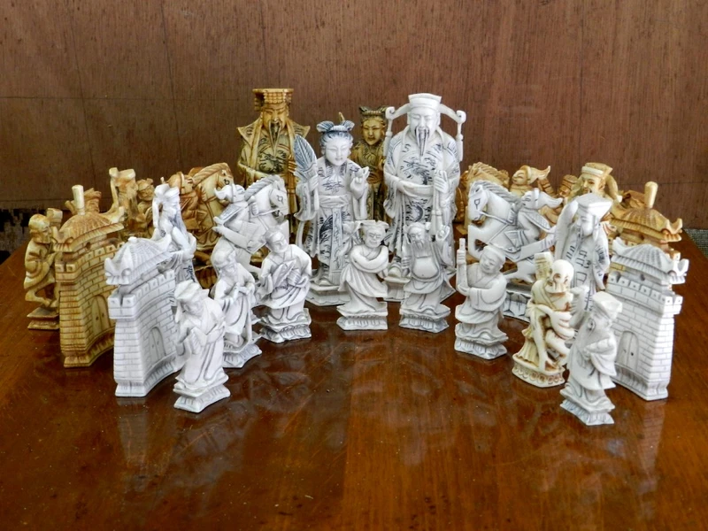 Échiquier en ivoire finement sculpté. Fabriqué en Chine pour le marché européen à la fin du XIXe siècle. 