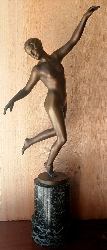 Karl Perl (Autriche, 1876-1965) Sculpture en bronze représentant une danseuse nue, datant des années 1920.