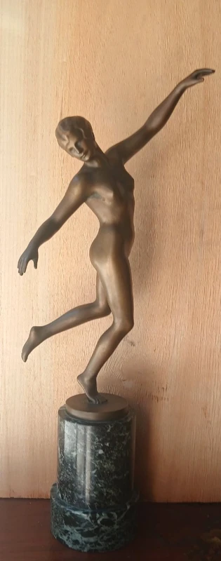Karl Perl (Autriche, 1876-1965) Sculpture en bronze représentant une danseuse nue, datant des années 1920.