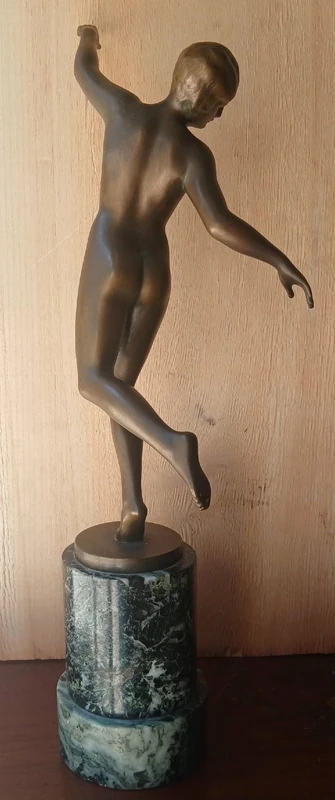 Karl Perl (Autriche, 1876-1965) Sculpture en bronze représentant une danseuse nue, datant des années 1920.