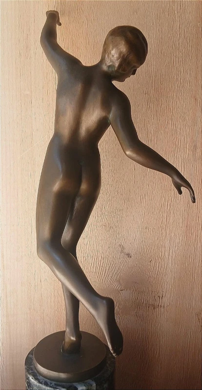 Karl Perl (Autriche, 1876-1965) Sculpture en bronze représentant une danseuse nue, datant des années 1920.