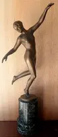 Karl Perl (Autriche, 1876-1965) Sculpture en bronze représentant une danseuse nue, datant des années 1920.