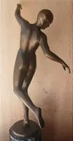 Karl Perl (Autriche, 1876-1965) Sculpture en bronze représentant une danseuse nue, datant des années 1920.