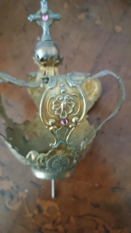 Grande couronne en laiton doré – pour statues – ornée de pierres, XIe SIÈCLE