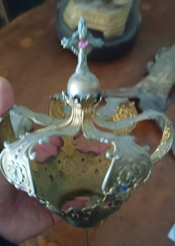Grande couronne en laiton doré – pour statues – ornée de pierres, XIe SIÈCLE