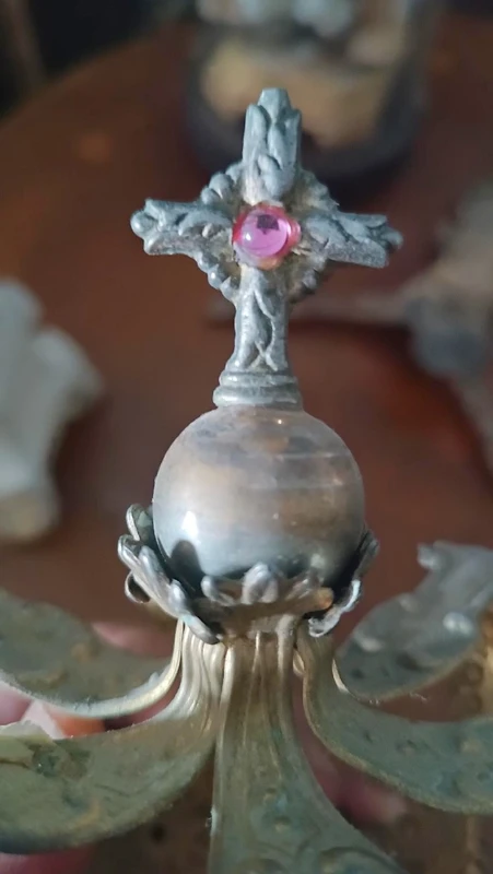 Grande couronne en laiton doré – pour statues – ornée de pierres, XIe SIÈCLE