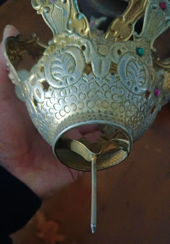 Grande couronne en laiton doré – pour statues – ornée de pierres, XIe SIÈCLE