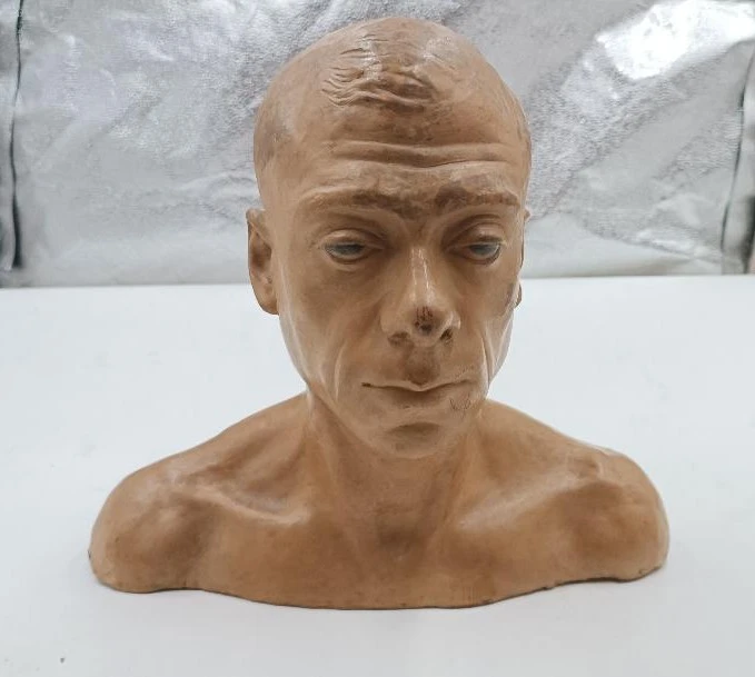 Half-bust sculpture of a man, dated 1946 - VINCENZI CESARINO (1914–2011)
