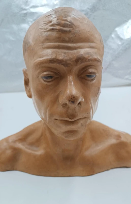 Half-bust sculpture of a man, dated 1946 - VINCENZI CESARINO (1914–2011)