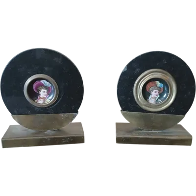 Paire de miniatures peintes sur un cadre en marbre, années 1920, France