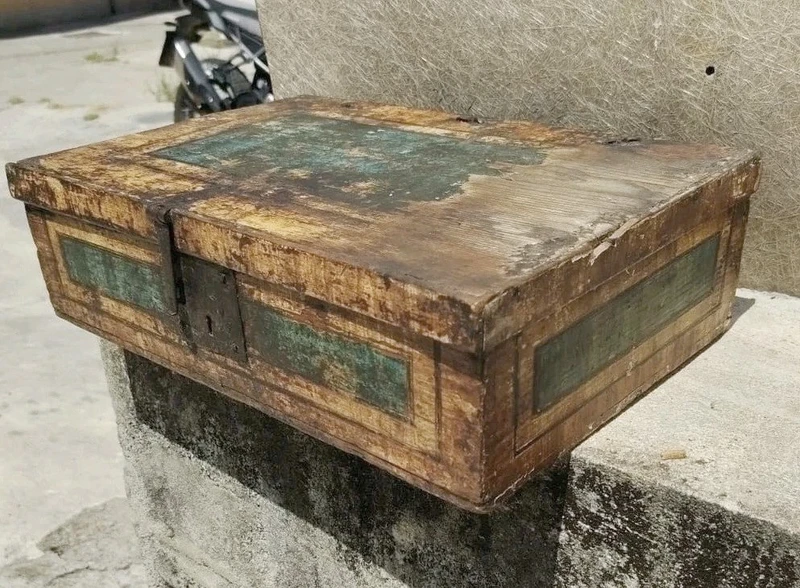 Antique 18th-Century Lacquered Wooden Box from Tuscany