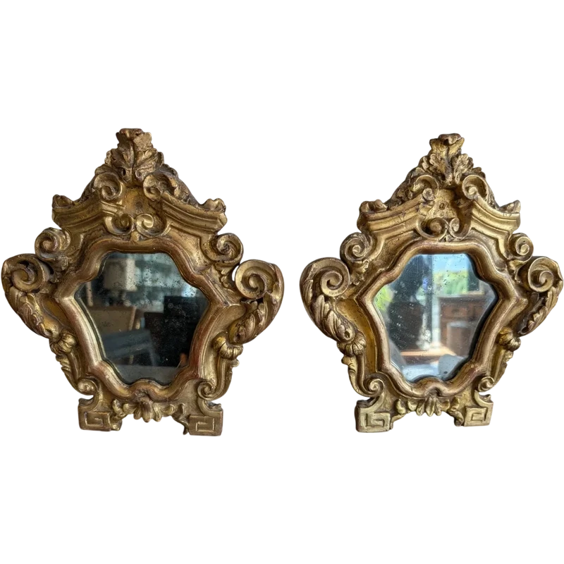 Paire de petits miroirs génois de style Louis XV en bois sculpté et doré – XVIIIe siècle