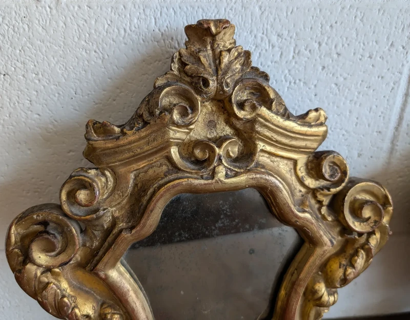 Paire de petits miroirs génois de style Louis XV en bois sculpté et doré – XVIIIe siècle