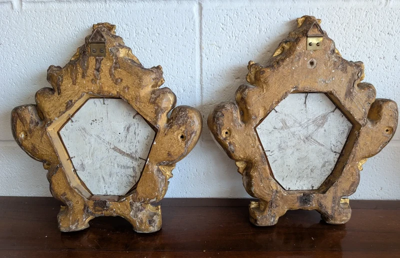 Paire de petits miroirs génois de style Louis XV en bois sculpté et doré – XVIIIe siècle