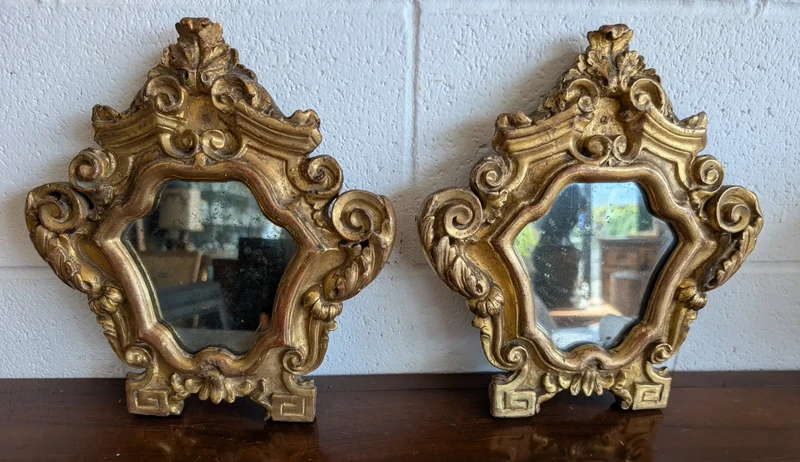 Paire de petits miroirs génois de style Louis XV en bois sculpté et doré – XVIIIe siècle