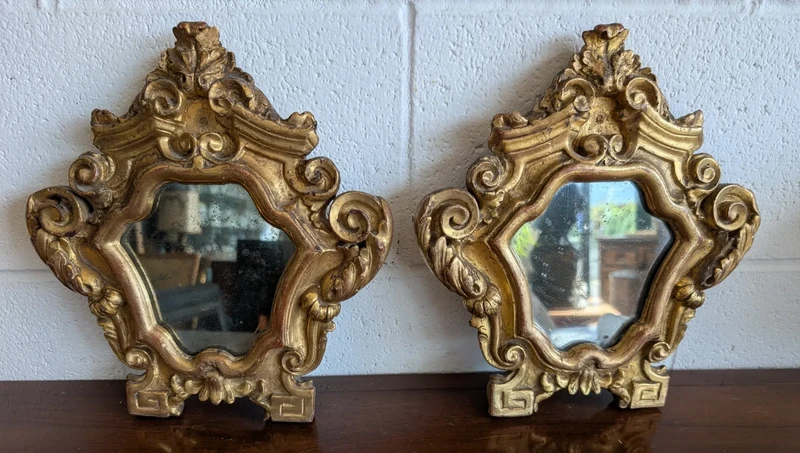 Paire de petits miroirs génois de style Louis XV en bois sculpté et doré – XVIIIe siècle