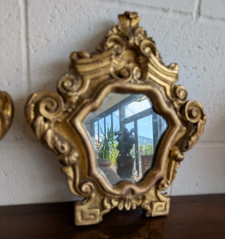Paire de petits miroirs génois de style Louis XV en bois sculpté et doré – XVIIIe siècle