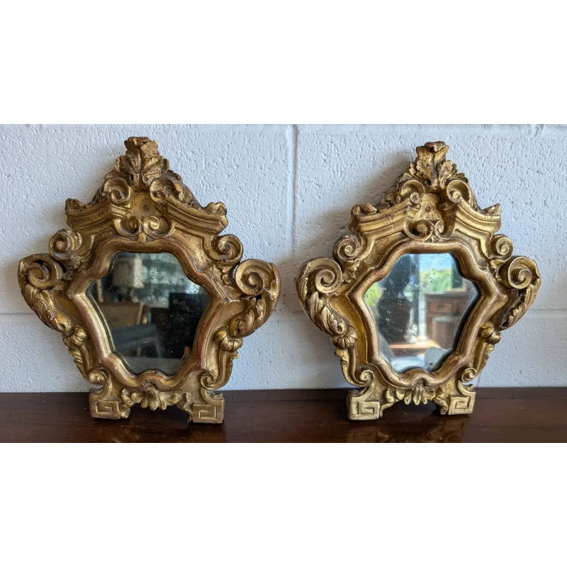 Paire de petits miroirs génois de style Louis XV en bois sculpté et doré – XVIIIe siècle