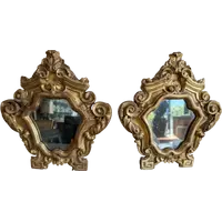 Paire de petits miroirs génois de style Louis XV en bois sculpté et doré – XVIIIe siècle
