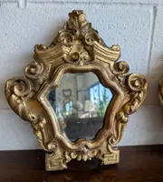 Paire de petits miroirs génois de style Louis XV en bois sculpté et doré – XVIIIe siècle