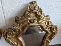 Paire de petits miroirs génois de style Louis XV en bois sculpté et doré – XVIIIe siècle