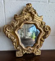 Paire de petits miroirs génois de style Louis XV en bois sculpté et doré – XVIIIe siècle
