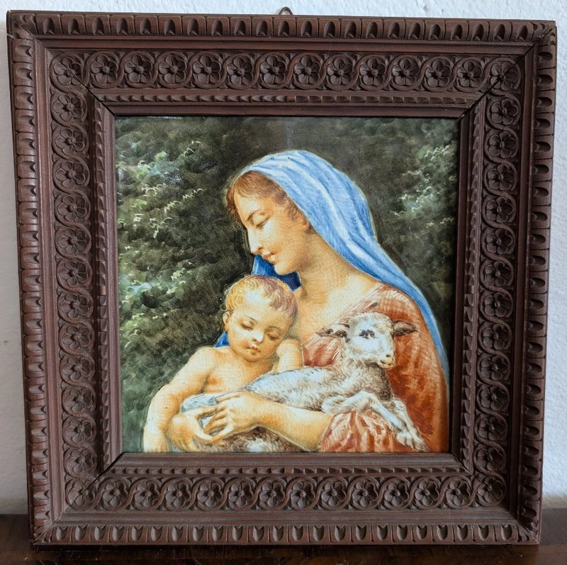 Placca in maiolica Molaroni, Pesaro – Madonna con Bambino e Agnello Inizi del XX secolo