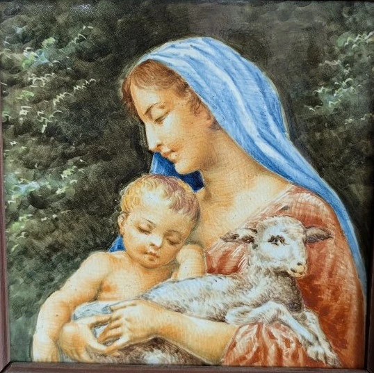 Placca in maiolica Molaroni, Pesaro – Madonna con Bambino e Agnello Inizi del XX secolo