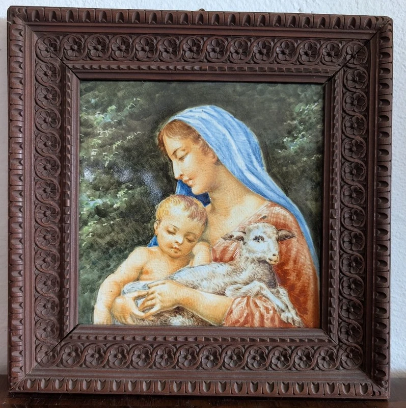 Placca in maiolica Molaroni, Pesaro – Madonna con Bambino e Agnello Inizi del XX secolo