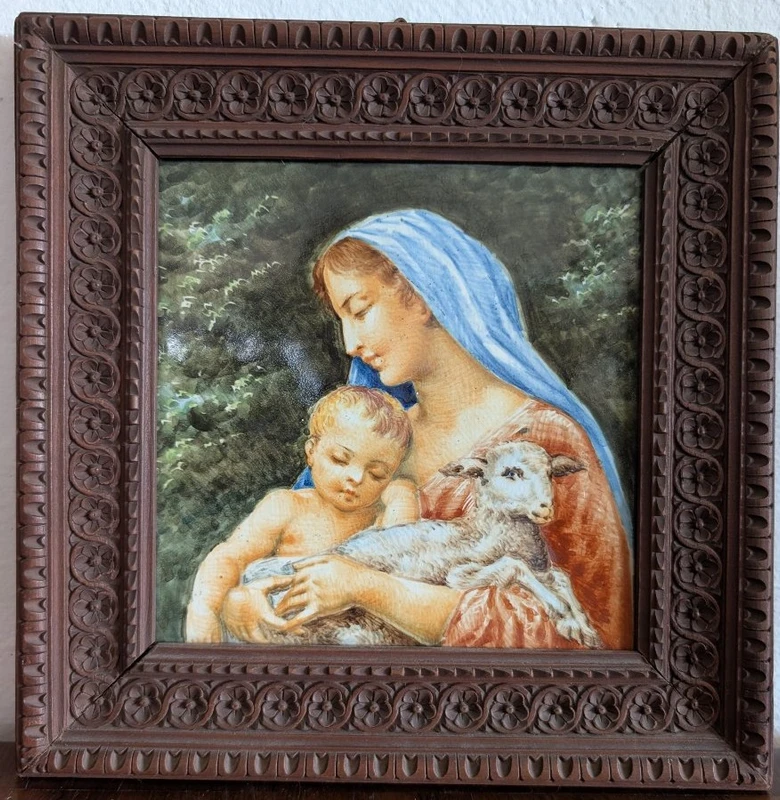 Placca in maiolica Molaroni, Pesaro – Madonna con Bambino e Agnello Inizi del XX secolo
