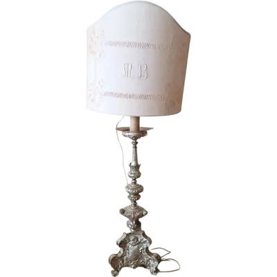 Antico candeliere in metallo argentato , lampada
