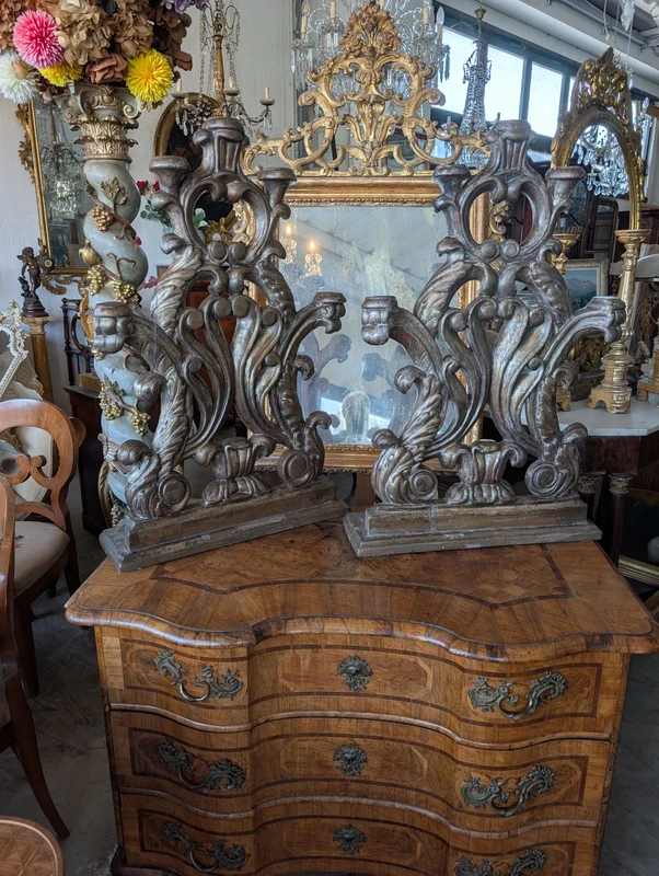Coppia di candelieri d'altare a cinque luci in legno intagliato e argentato – Toscana, XVIII secolo