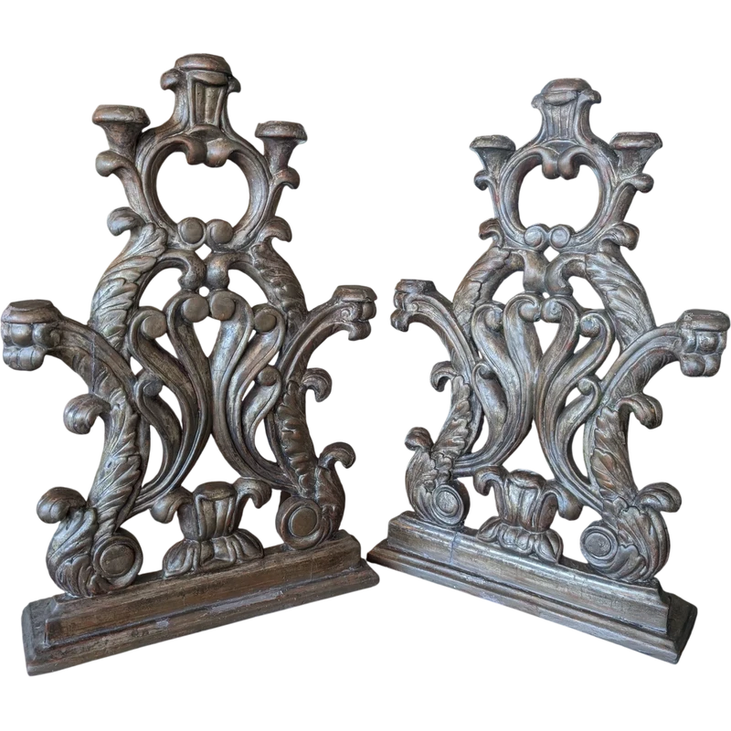 Coppia di candelieri d'altare a cinque luci in legno intagliato e argentato – Toscana, XVIII secolo