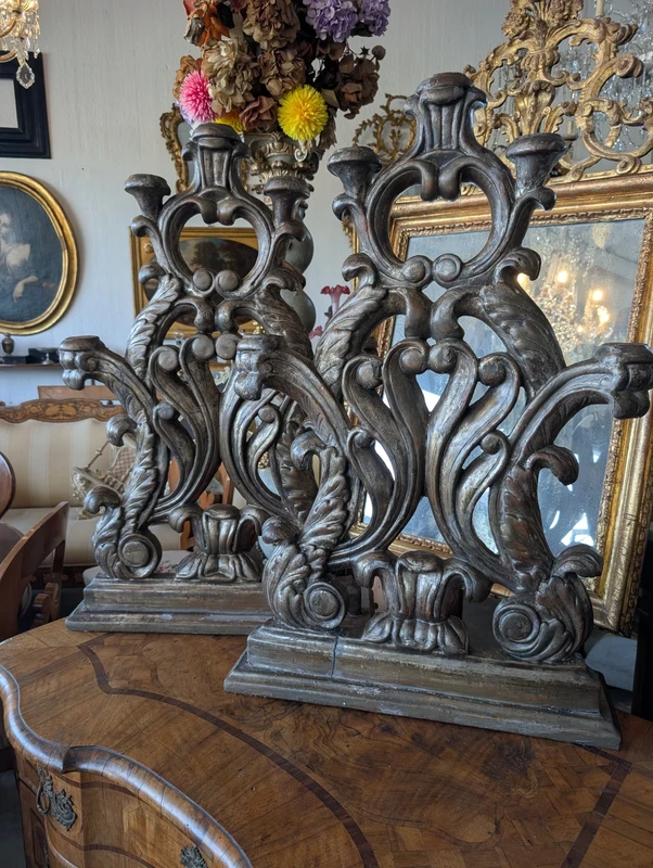 Coppia di candelieri d'altare a cinque luci in legno intagliato e argentato – Toscana, XVIII secolo