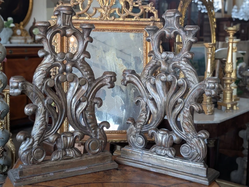 Coppia di candelieri d'altare a cinque luci in legno intagliato e argentato – Toscana, XVIII secolo