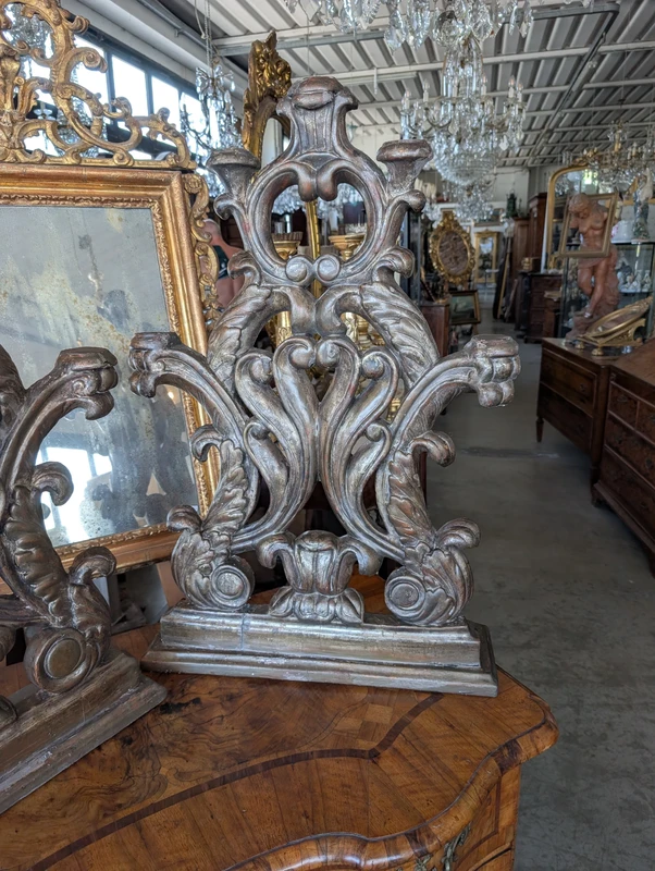 Coppia di candelieri d'altare a cinque luci in legno intagliato e argentato – Toscana, XVIII secolo