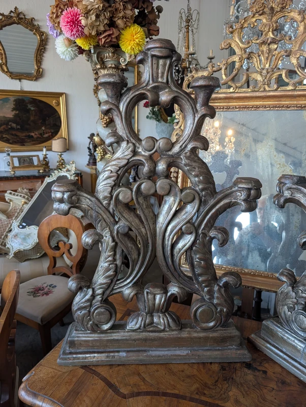 Coppia di candelieri d'altare a cinque luci in legno intagliato e argentato – Toscana, XVIII secolo
