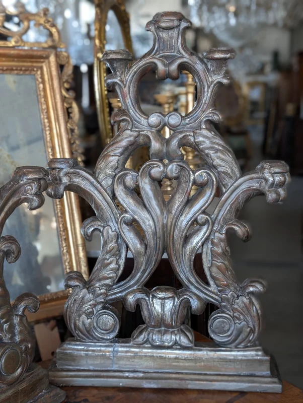 Coppia di candelieri d'altare a cinque luci in legno intagliato e argentato – Toscana, XVIII secolo