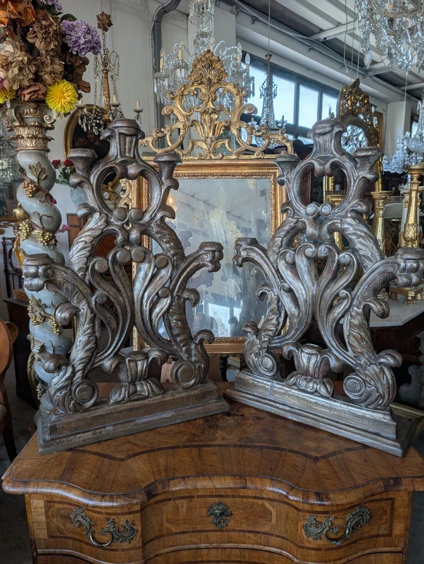 Coppia di candelieri d'altare a cinque luci in legno intagliato e argentato – Toscana, XVIII secolo