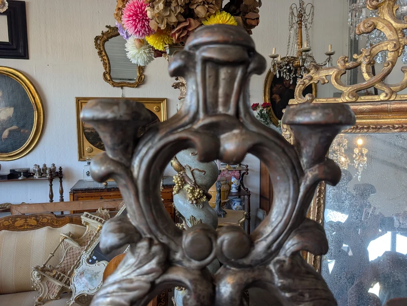 Coppia di candelieri d'altare a cinque luci in legno intagliato e argentato – Toscana, XVIII secolo