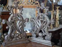 Coppia di candelieri d'altare a cinque luci in legno intagliato e argentato – Toscana, XVIII secolo