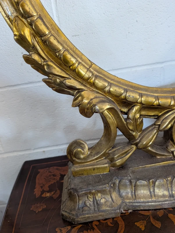 Cadre ovale à poser, en bois sculpté et doré à la manière de La Mecque